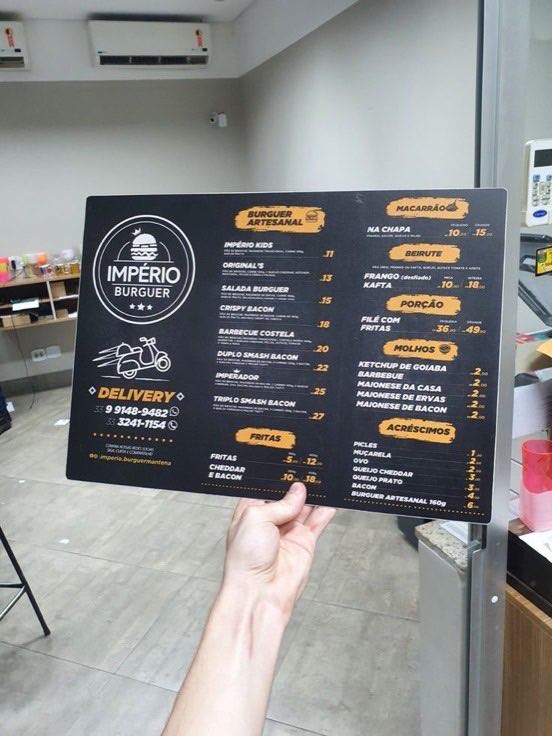 Cardápio em PVC de 2 mm com adesivo impresso e película jateada fosca
