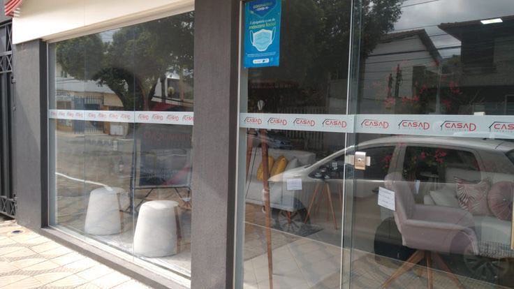 Faixa decorativa em vinil adesivo aplicada na vitrine de uma loja