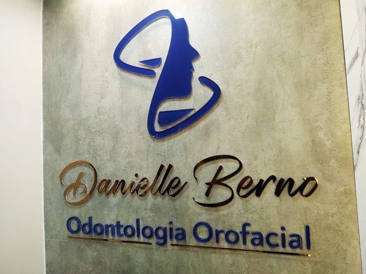 Letreiro em acrílico azul e dourado cortado a laser