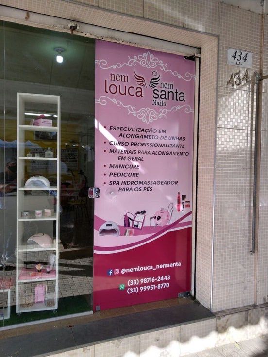 Porta de loja plotada com adesivo personalizado de ponta a ponta