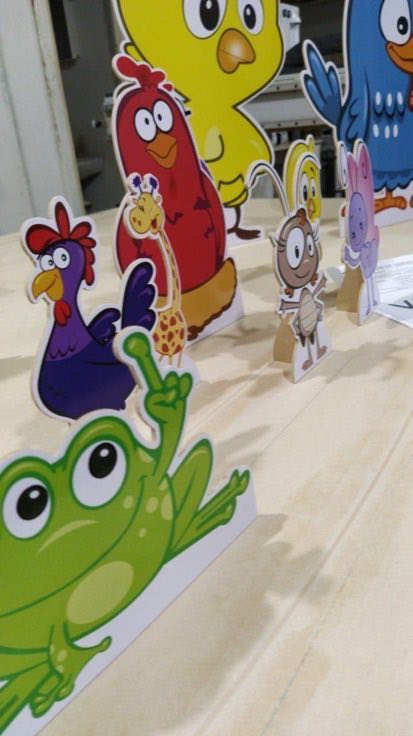 Totens de personagens infantis recortados para festas