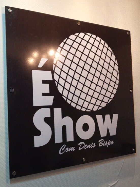 Vidro adesivado com o logotipo do programa de TV É Show