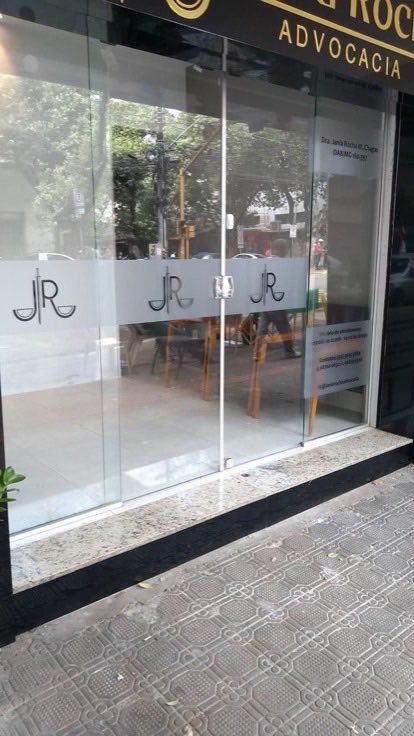 Porta de vidro com adesivo jateado e recorte preto